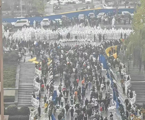 경찰·보안요원과 대치한 폭스콘 노동자들.  웨이보 캡처