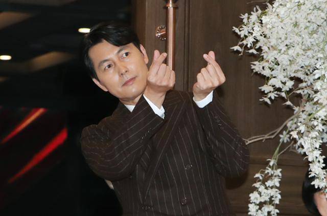 정우성이 배우 겸 감독 이정재의 신인감독상 수상을 축하했다. 스1