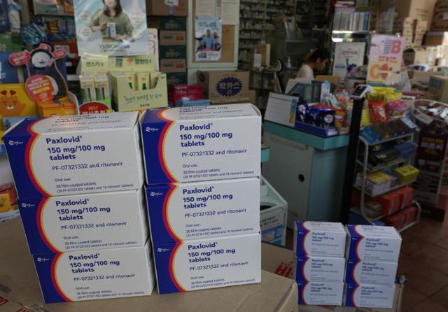 5월 16일 서울 시내의 한 약국에 미국 화이자사의 먹는 코로나19 치료제인 '팍스로비드'가 비치돼 있다. 뉴스1