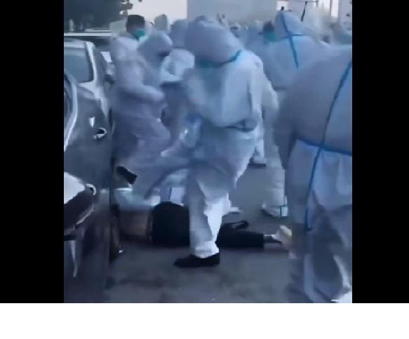 22일 중국 허난성 정저우의 폭스콘 공장에서 노동자들의 대규모 시위가 발생한 가운데, 방역복을 입은 경찰들이 쓰러진 노동자의 머리를 발로 차고 있다. 트위터 동영상 캡처