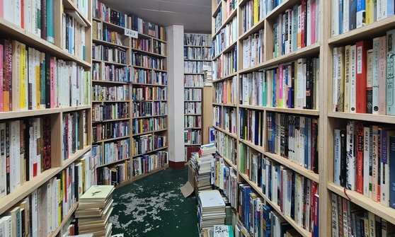 '헌책방 동림당' 지하 1층 매장 모습. 책 냄새와 종이 냄새로 가득하다.