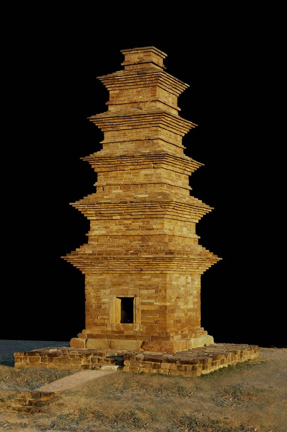 양현모, 봉감탑, 2016, 1830 x 1230, 한지 프린트.