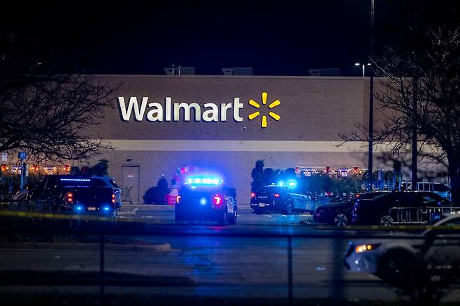 22일(현지시간) 미국 버지니아주 체서피크에 있는 월마트 매장에서 총격 사건이 발생해 여러 명이 숨졌다. AP연합뉴스