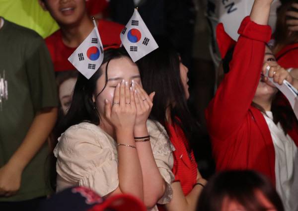 2018 러시아월드컵 대한민국 대 독일의 경기가 열린 2018년 6월 28일 서울 광화문광장에서 한 시민이 한국의 승리에 눈물을 흘리고 있다. 연합뉴스