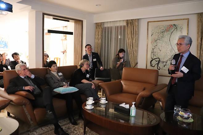 Ahn Ho-sang (first from right), CEO of Sejong Center for the Performing Arts, talks about Hallyu during a lecture titled "Korean traditional art and K-culture" at Singapore Ambassador's residence in Seoul on Tuesday. (CICI)