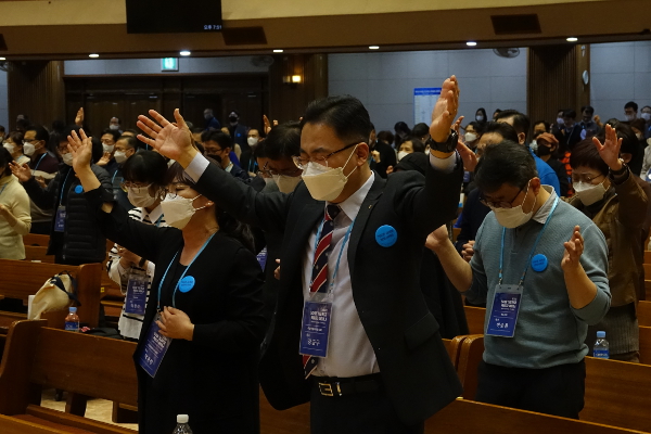 ‘50일 기도학교 목회자 세미나’에 참가한 목회자들이 21일 대전 한빛교회 예배당에서 일어선 채 두 팔 벌려 기도하고 있다. 한빛교회 제공