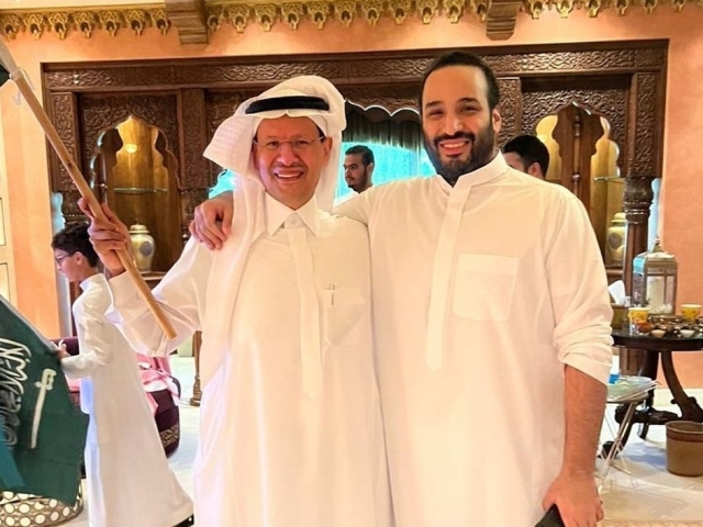 카타르 월드컵에서 사우디아라비아가 아르헨티나를 상대로 2-1 역전승을 거둔 가운데 무함마드 빈 살만(오른쪽) 사우디아라비아 왕세자가 인스타그램에 승리를 만끽하는 사진을 올렸다. 빈 살만 왕세자 왼쪽의 인물은 그의 친형 압둘라지즈 사우디 에너지 장관. 빈 살만 왕세자 인스타그램