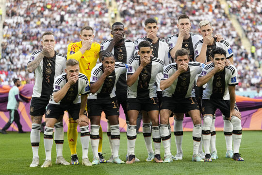 독일 선수들이 23일 밤(한국시간) 카타르 알라이얀의 칼리파 인터내셔널 스타디움에서 열린 2022 카타르월드컵 E조 조별리그 1차전을 앞두고 단체 사진을 촬영하며 일제히 오른손으로 입을 가리고 있다. AP뉴시스