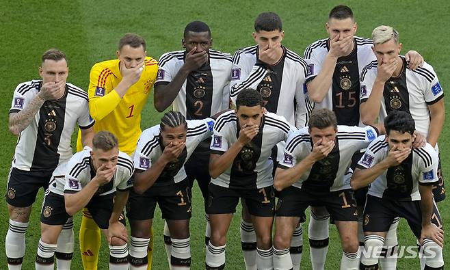 [알라이얀(카타르)=뉴시스]오른손으로 입을 막은 독일 축구 국가대표 선수들.