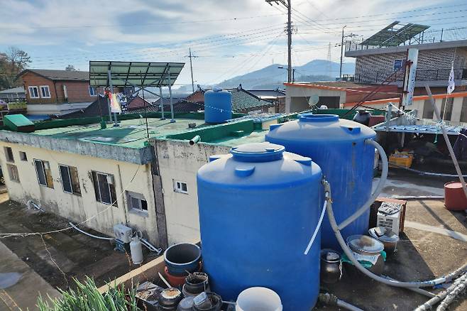 전남 완도군 금일도에 주민들이 설치한 물탱크. 박요진 기자