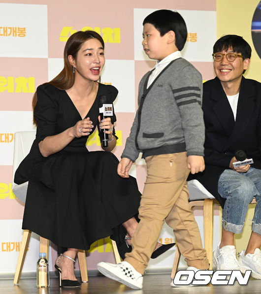 On the morning of the 23rd, the movie The Switch (Director Ma Dae-yoon) production briefing session was held at the entrance of Lotte Cinema in Seoul Gwangjin District.Actor Lee Min-jung is pleased with the appearance of child actor. 2022.11.23