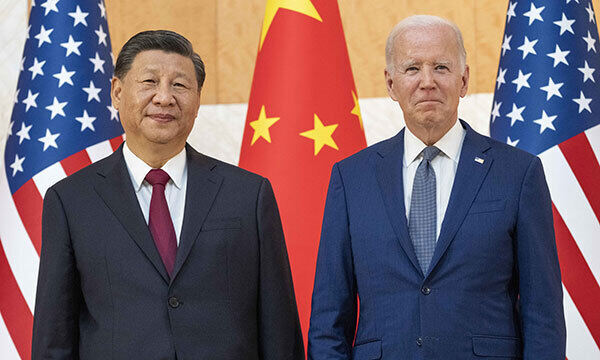 조 바이든(오른쪽) 미국 대통령과 시진핑 중국 국가주석이 지난 14일(현지시간) 인도네시아 발리에서 열린 주요 20개국(G20) 정상회의에서 만나 회담에 앞서 기념 촬영을 하고 있다. 발리=AP뉴시스