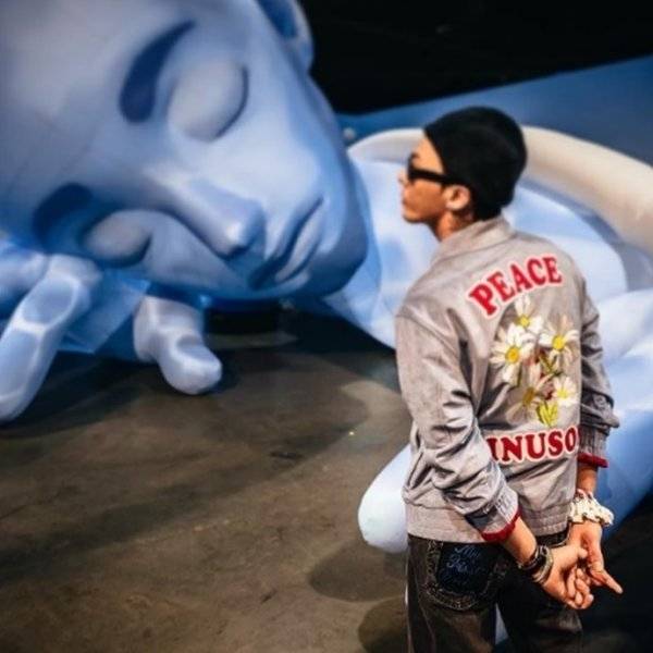 〈사진: 컴플렉스콘에서 WADE부스에 방문한 지드래곤(GD) @worldwide.wade〉