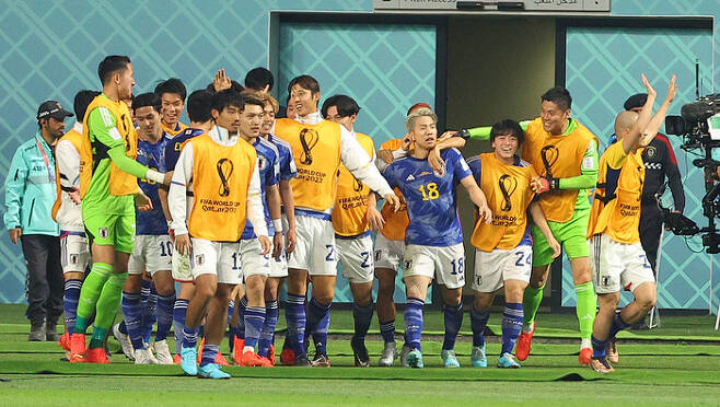 일본 선수들이 23일 독일과 2022 카타르 월드컵 조별리그 E조 1차전에서 역전골이 터진 뒤 기뻐하고 있다.    알 라이얀 | 연합뉴스
