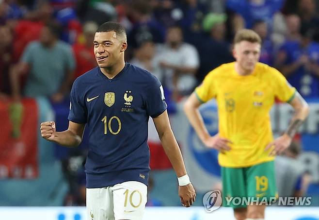 기뻐하는 음바페 (알와크라=연합뉴스) 김도훈 기자 = 22일 오후(현지시간) 카타르 알와크라 알자눕 스타디움에서 열린 2022 카타르 월드컵 조별리그 D조 프랑스와 호주 경기. 프랑스 킬리안 음바페가 헤더골을 성공시킨 뒤 기뻐하고 있다. 2022.11.23 superdoo82@yna.co.kr