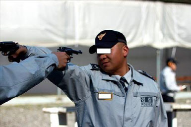 2009년 하반기 중앙경찰학교 내에서 신임 경찰 교육생들이 사격 예비 연습장에서 찍은 사진. 당시 사진이 인터넷 커뮤니티를 통해 알려지면서 경찰의 안일한 총기관리 인식에 대한 질타가 쏟아지기도 했다.
