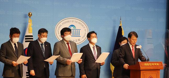 국회 정무위원회 여당 간사인 윤한홍(오른쪽) 국민의힘 의원이 24일 국회 소통관에서 ‘민주당의 단독 날치기 예산처리를 규탄한다’는 내용의 입장문을 발표하고 있다. 왼쪽부터 유의동·최승재·윤창현·송석준·윤한홍 국민의힘 의원. (사진=최승재 의원실)