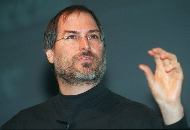애플 창업자인 스티브 잡스는 1997년 CEO로 복귀한 이후 PC와 스마트폰 등 혁신 제품 개발을 이끌며 회사 재건에 성공했다.  (사진= AFP)
