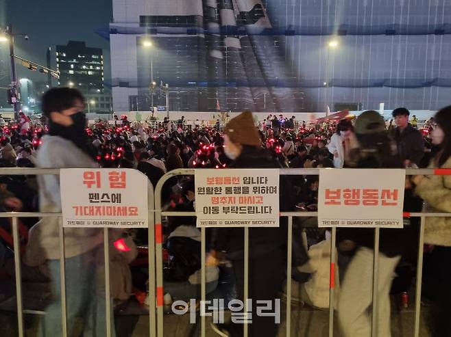 24일 월드컵 거리응원이 열리는 서울 종로구 광화문 광장에 안전관리를 위한 안내문이 펜스에 붙어 있다.(사진=조민정 기자)