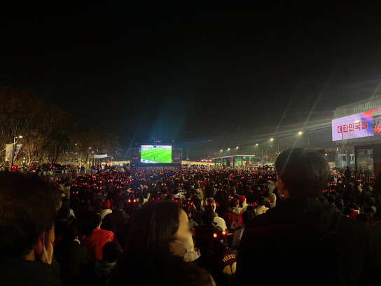 2022 카타르 월드컵 우루과이전이 열린 24일 서울 광화문 광장에 응원을 위해 시민들이 모여 있다. (사진=권효중 기자)