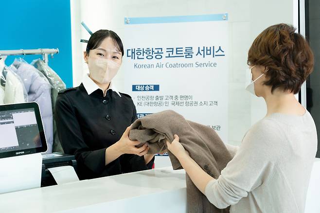 대한항공은 12월 1일부터 내년 2월 28일까지 인천국제공항 제2여객터미널(T2)을 출발하는 자사 탑승객들의 겨울외투를 무료로 보관해주는 ‘코트룸(Coatroom) 서비스’를 제공한다. 이 서비스는 인천국제공항(T2)을 출발하는 대한항공 국제선 항공권을 구매한 고객이면 출국 당일 누구나 이용할 수 있다.