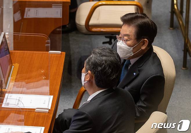 이재명 더불어민주당 대표와 정청래 최고위원이 24일 오후 서울 여의도 국회에서 열린 제400회 국회(정기회) 제13차 본회의에서 대화를 하고 있다. 2022.11.24/뉴스1 ⓒ News1 이재명 기자