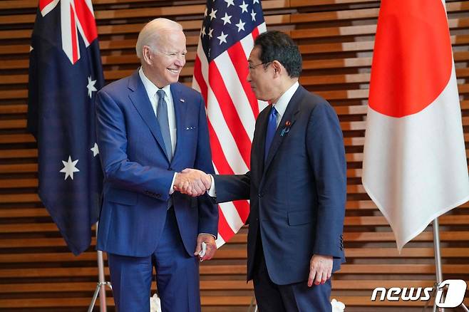 조 바이든(좌측) 미국 대통령과 기시다 후미오 일본 총리가 올해 5월 24일 도쿄 총리 관저에서 악수하던 모습. ⓒ AFP=뉴스1 ⓒ News1 우동명 기자