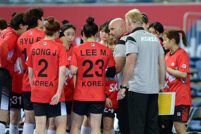 한국 여자핸드볼 대표팀 킴 라무센 감독(오른쪽에서 두 번째)이 24일 인천 남동체육관에서 열린 아시아선수권대회 조별리그 1차전 호주와 경기에서 선수들에게 작전 지시를 하고 있다. 사진제공 | 대한핸드볼협회