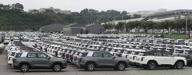 경기 평택시 쌍용자동차 평택출고센터에서 생산을 마친 '토레스' 차량이 출고를 기다리고 있다. /뉴스1