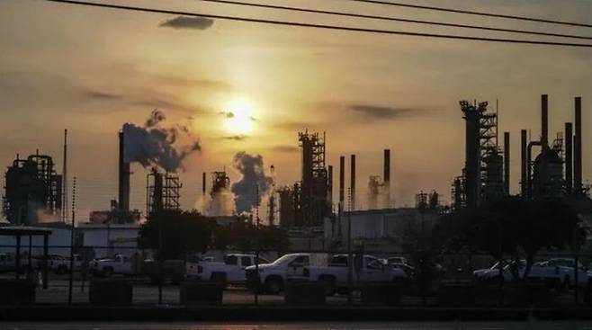 미국 최대 석유회사인 엑손모빌의 루이지애나 배턴루지 정유소. 엑손모빌 등 미국 석유회사들은 우크라이나 전쟁 이후 올해 2·3분기에 기록적인 수익을 올렸다. ⓒ 로이터/연합뉴스