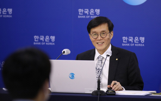 이창용 한국은행 총재는 가계대출 차주를 향해 "금리를 빨리 안정화 시키고 싶다"고 말했다. 연합뉴스