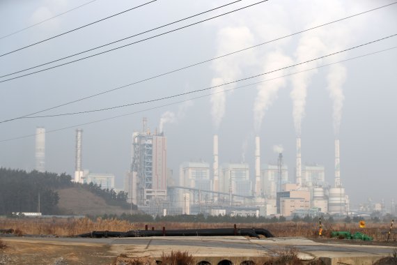 2019년 12월10일 충남 태안군 석탄가스화복합화력발전소 일대가 흐리게 보이고 있다. 사진=뉴시스