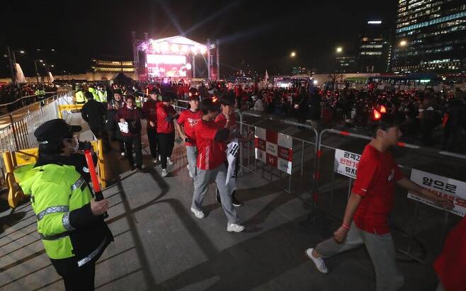 2022 카타르 월드컵 한국과 우루과이의 경기가 열리는 24일 저녁 거리 응원이 펼쳐진 서울 종로구 광화문광장에서 붉은악마가 경기 시작 전 힘차게 응원하고 있다. 강창광 선임기자 chang@hani.co.kr