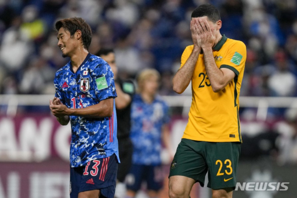 호주의 토마스 로기치(오른쪽)가 지난해 10월 일본 사이타마시의 사이타마 스타디움 2002에서 열린 일본과 2022 FIFA 카타르 월드컵 아시아지역 최종예선 맞대결에서 득점에 실패한 뒤 얼굴을 감싸쥐며 아쉬워하고 있다. [사진=뉴시스]