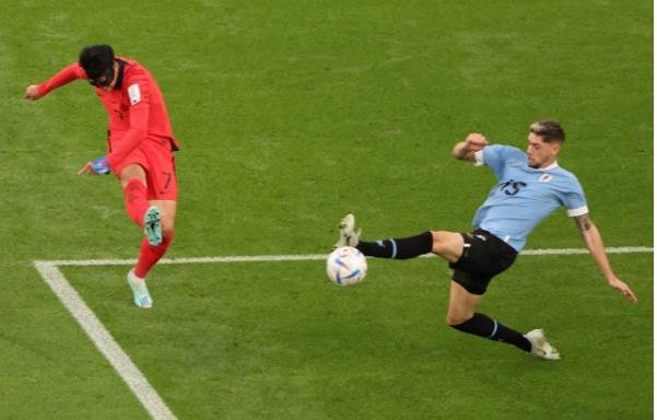 ▲ 24일 오후(현지시간) 카타르 알라이얀의 에듀케이션 시티 스타디움에서 열린 2022 카타르 월드컵 조별리그 H조 1차전 대한민국과 우루과이 경기. 한국 손흥민이 우루과이 진영 좌측에서 슛을 하고 있다. 연합뉴스