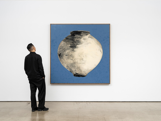 Contemporary artist Kang Ik-joong's painting ″Moon Jar″ (2018-2022) is now on view at Gallery Hyundai in central Seoul. [GALLERY HYUNDAI]