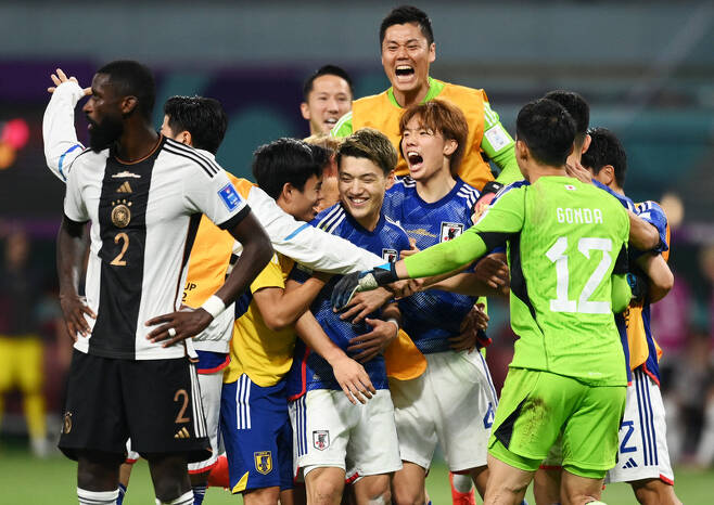경기가 끝난 후 일본 선수들이 기뻐하는 가운데 독일 수비수 안토니오 뤼디거가 낙담한 표정을 짓고 있다 / 로이터 = 연합뉴스