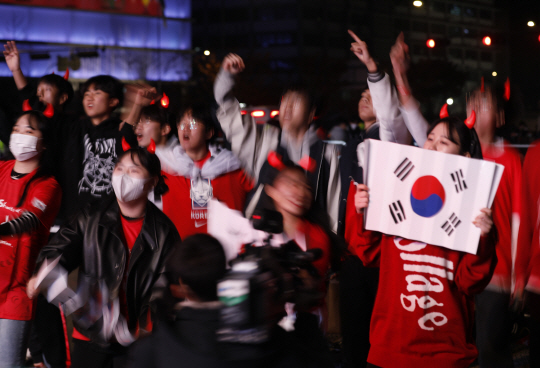 24일 오후 서울 광화문광장에서 붉은악마 회원과 시민들이 경기 시작 전 응원가 등에 맞춰 열띤 응원을 하고 있다. 뉴시스