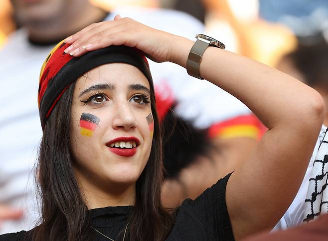 23일 오후(현지시간) 카타르 알라이얀의 할리파 인터내셔널 스타디움에서 열린 2022 카타르 월드컵 조별리그 E조 독일과 일본의 경기. 얼굴에 독일 국기를 그린 축구팬이 응원을 하고 있다. [연합]