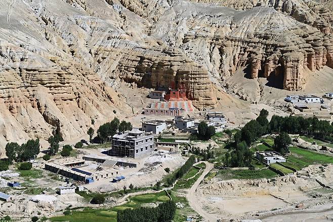 초세르곰파 전경, 법당을 크게 새로 짓고 있다.