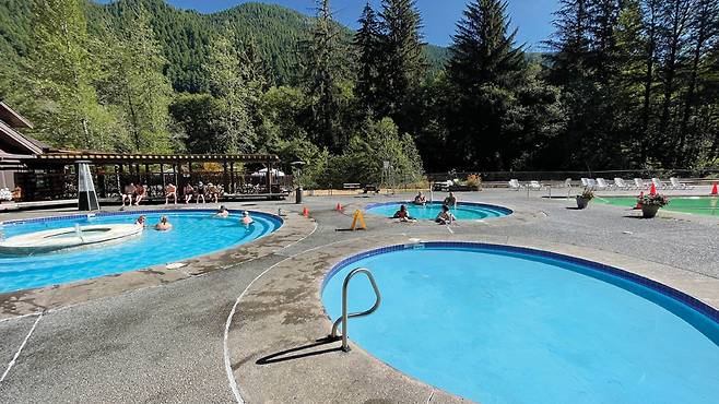 무성한 열대우림 가운데 위치한 노천 온천, 솔덕 핫스파.