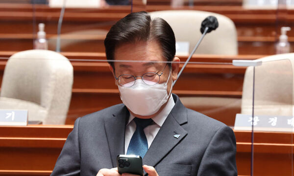 더불어민주당 이재명 대표가 24일 국회에서 열린 의원총회에서 휴대전화를 보고 있다.    연합뉴스