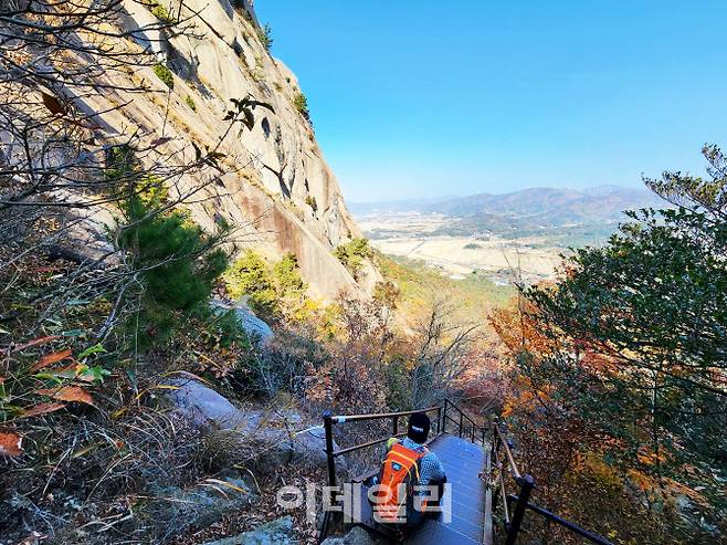 천황사에서 구람다리로 가는 길은 가파른 바윗길과 철제 계단길을 1시간 가량 올라야 한다