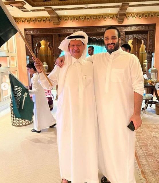 (오른쪽부터) 빈 살만 왕세자, 압둘라지즈 사우디 에너지 장관.(사진=빈 살만 인스타그램)