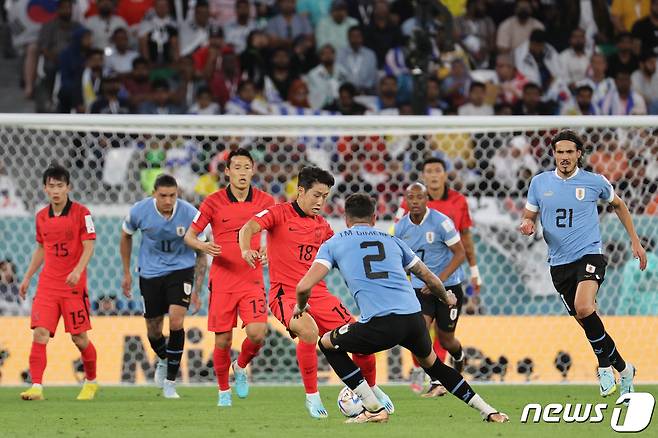 이강인이 24일 오후(현지시간) 카타르 알라이얀 에듀케이션 시티 스타디움에서 열린 2022 카타르 월드컵 조별리그 H조 1차전 대한민국과 우루과이의 경기에서 볼다툼을 하고 있다. 2022.11.25/뉴스1 ⓒ News1 이광호 기자