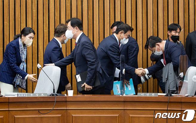 국회 용산 이태원 참사 진상규명과 재발방지를 위한 국정조사 특별위원회 여야 간사인 이만희 국민의힘 의원(왼쪽 세 번째)과 김교흥 더불어민주당 의원(왼쪽 네 번째)이 24일 서울 여의도 국회에서 열린 특별위원회 첫 회의를 마친 후 여야 위원들과 인사를 나누고 있다. 2022.11.24/뉴스1 ⓒ News1 유승관 기자