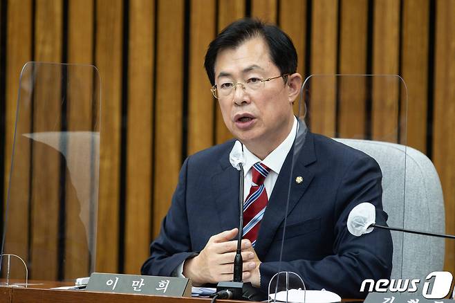 국회 용산 이태원 참사 진상규명과 재발방지를 위한 국정조사 특별위원회 여당 간사로 선임된 이만희 국민의힘 의원이 24일 서울 여의도 국회에서 열린 특별위원회 첫 회의에서 인사말을 하고 있다. 2022.11.24/뉴스1 ⓒ News1 유승관 기자
