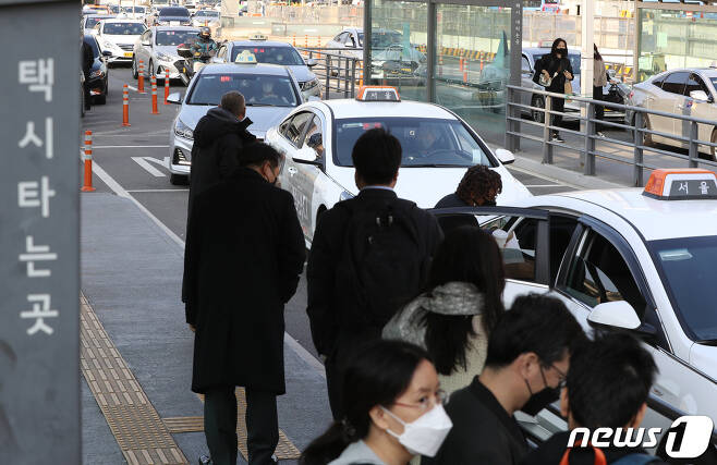 8일 서울역 택시 승강장에서 시민들이 택시를 탑승하고 있다.  2022.11.8/뉴스1 ⓒ News1 신웅수 기자