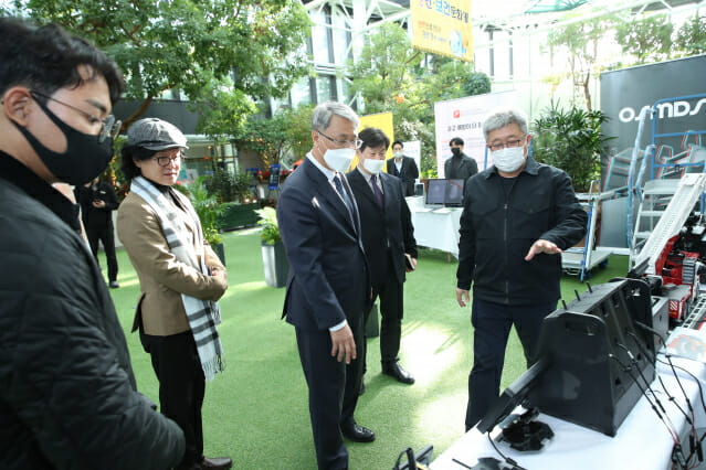 박재현 한국수자원공사 사장(왼쪽 세 번째)이 25일 수자원공사 대전 본사에서 안전보건 문화제에 참여해 둘러보고 있다.