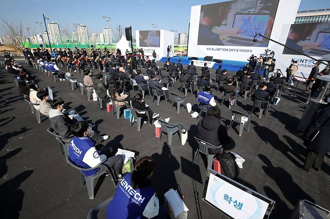 2022년 3월 2일 오전 전남 나주 한국에너지공과대학교 다목적광장에서 제1회 입학식 및 비전선포식이 진행되고 있다. / 뉴스1